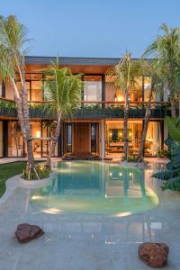 Villa Coco Bay - Iconic 8BR Tropical Villa Next to the Beach