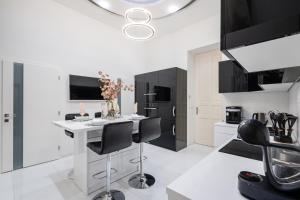 Opera Balkony Luxury Apartment with free parking