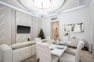 Opera Balkony Luxury Apartment with free parking