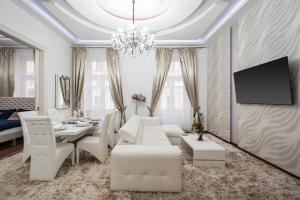 Opera Balkony Luxury Apartment with free parking