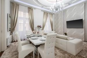 Opera Balkony Luxury Apartment with free parking