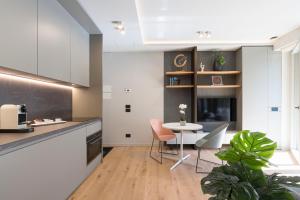 Aera Luxury Suites - 301 302