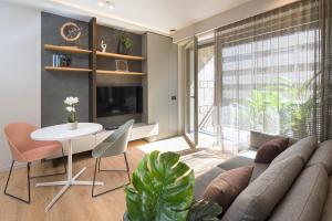 Aera Luxury Suites - 301 302