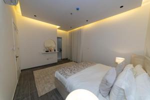 شقة بغرفتي نوم بتصميم أنيق مع مدخل خاص