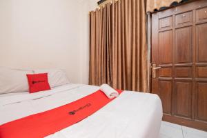 RedDoorz Plus @ Gunungsari Surabaya
