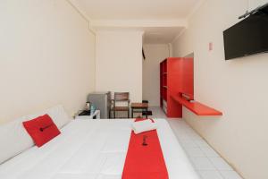 RedDoorz Plus @ Gunungsari Surabaya