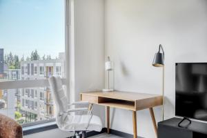 Bellevue jr 1br w garden wine lockers nr bars SEA-616