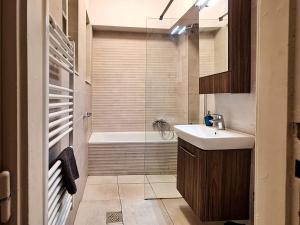 Modern Parkside Garden View Apartment