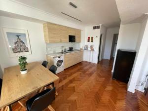 Piso luminoso con balcones frente Parque Retiro