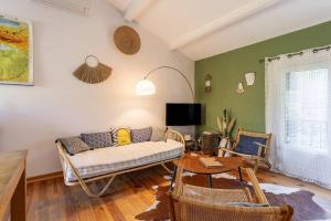 Maisons de vacances Mas la Pauline Gites de charme & roulotte : Studio avec Vue sur Jardin
