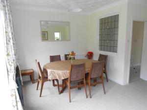 AVON BEACH RETREAT by BOURNECOAST- A Lovely Bungalow by the Sea with a Garden and Parking - HB2087