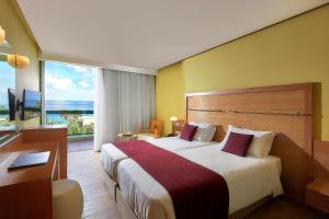 Twin Room Sea View room in Sirens Beach & Village