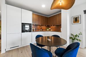 New Apt Near Smáralind Mall With Private Parking