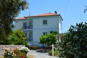 Troumpas Family Rooms & Apartments