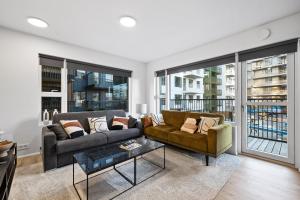 Unwind in Luxury Steps From Smáralind Mall - 4hvězdičkové hotely ve městě Reykjavík