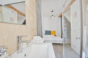 LE PETIT CASTELET - New superb flat in old Antibes, AC, WIFI, for 4