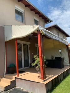 Airport RoadReptér közeli ház privát parkolóval