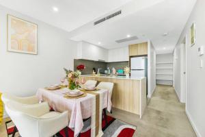 Sky-City Apt 3 min to Train & Shopping& Everything