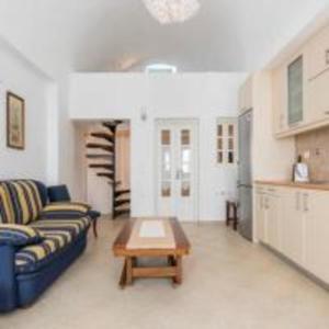 Traditional Suite room in Ayoba Santorini