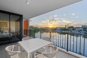 The Riverview - Brand New Modern 2BR with King Bed, Parking & Pool