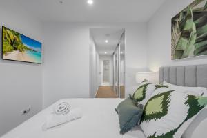 The Riverview - Brand New Modern 2BR with King Bed, Parking & Pool