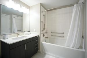 Fairfax 2br w pool elevator nr bus stops WDC-776
