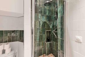 MONTMARTRE, Gare de lEST, suite 1 chambre 2 à 4P