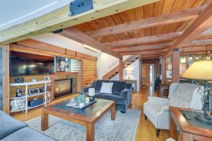 Dreamy Alpine Cabin w Hot Tub, Fireplace & More!