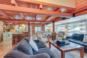 Dreamy Alpine Cabin w Hot Tub, Fireplace & More!