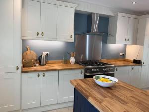 Beautiful Georgian cottage within a private walled garden