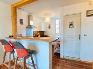 Mignon et cosy à côté de la mer