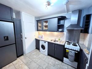 Centrally Located 3 Bed -Sleeps 9 - Free Parking
