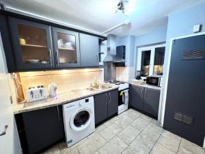 Centrally Located 3 Bed -Sleeps 9 - Free Parking