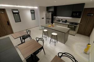 Casa Moderna Laureles con Jacuzzi y 7 Baños