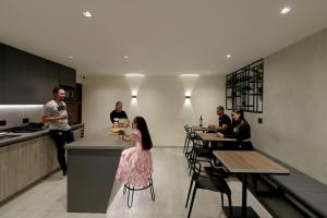 Casa Moderna Laureles con Jacuzzi y 7 Baños