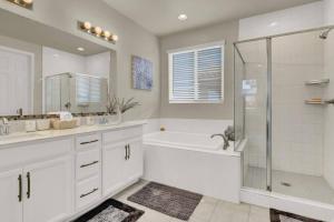 Serenity Retreat: 3BR, Heated Pool, Parking