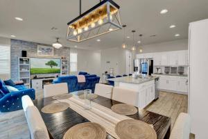 Serenity Retreat: 3BR, Heated Pool, Parking