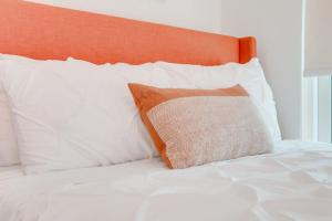 Stylish 1BR APT with Ocean and City view,pool,parking