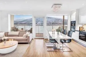 Beautiful home with seaview - Breidvika