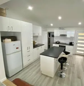 Seaspray Beach House - Pet Friendly - 50m to Beach - Skenes Creek