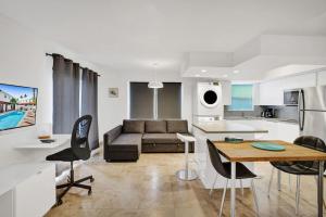 Waves Beach Town 2BR Apartment - 3hvězdičkové hotely ve městě Pompano Beach