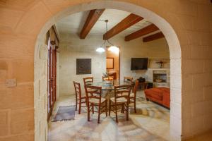 5 Bedroom Farmhouse with Private Pool & Views