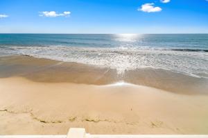 Beachfront Malibu House with Sauna and Ocean-View Deck