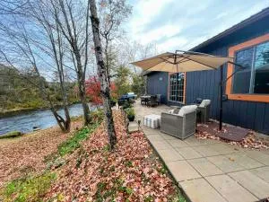 37PA Superbly appointed riverfront home in LIttleton! Skiing, hiking, firepit, wifi! - Bethlehem