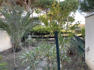 Appartement RDC à Port Camargue - 6 Couchages, Accès Direct Plage, Parking, Jardin - FR-1-250-263