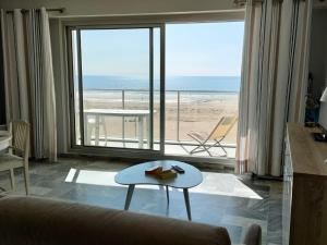 Bel Apt 2 Chambres en Front de Mer + Terrasse et Garage Privé - FR-1-323-324