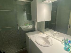 Appartements Appartement 3 pieces avec balcon, proche commodites, ascenseur - FR-1-515-203 : photos des chambres