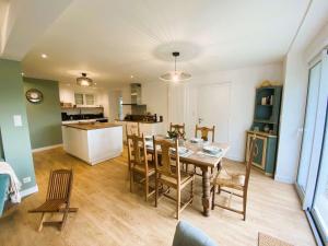 Maisons de vacances Maison 9 pers a Sainte-Marine, proche plage, port et restaurant, grand jardin avec verger - FR-1-481-150 : photos des chambres