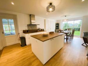 Maisons de vacances Maison 9 pers a Sainte-Marine, proche plage, port et restaurant, grand jardin avec verger - FR-1-481-150 : photos des chambres