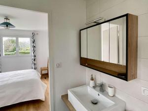 Maisons de vacances Maison 9 pers a Sainte-Marine, proche plage, port et restaurant, grand jardin avec verger - FR-1-481-150 : photos des chambres